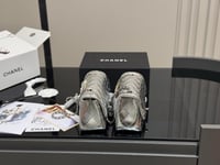 شنطة يد شانيل فضي لامع