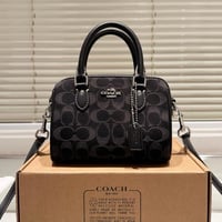 شنطة كوتش أسود مخملي