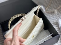 شنطة يد شانيل أبيض