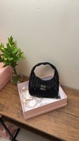 شنطة يد miu miu أسود