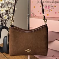 شنطة كوتش مخمل بني غامق صغير