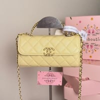 شنطة يد شانيل أصفر