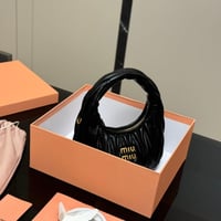 شنطة يد miu miu أسود