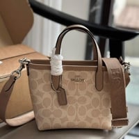 شنطة يد كوتش بني