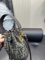 شنطه يد فندي