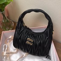 شنطة يد miu miu أسود