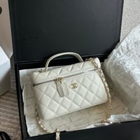 شنطة يد شانيل أبيض