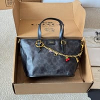 شنطة يد كوتش أسود