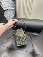 شنطه يد فندي