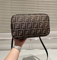 شنطة يد فندي