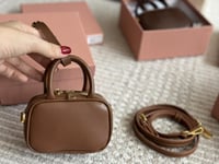 ميدالية على شكل شنطه صغيره miu miu