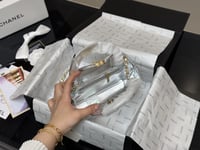 شنطة يد شانيل فضي لامع