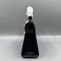 شنطة أسود خيط ابيض