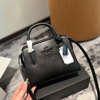 شنطة يد كوتش أسود