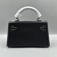 شنطة أسود خيط ابيض