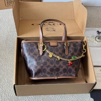 شنطة يد كوتش بني