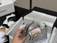 شنطة يد شانيل فضي لامع