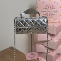 شنطة يد شانيل فضي لامع