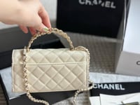 شنطة يد شانيل أبيض