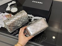 شنطة يد شانيل فضي لامع