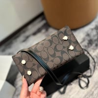 شنطة يد كوتش بني