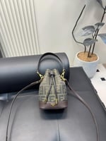 شنطه يد فندي