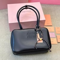 شنطة يد miu miu