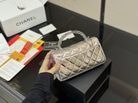 شنطة يد شانيل فضي لامع