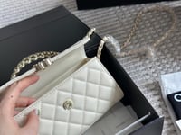 شنطة يد شانيل أبيض