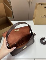 شنطة كتف كوتش بني غامق