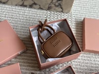 ميدالية على شكل شنطه صغيره miu miu