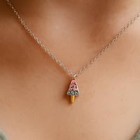 قلادة آيس كريم فضية للبنات – تعليقة صيفية لامعة