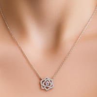 قلادة الوردة المتفتحة مع زركون وردي (فضة استرلينية...