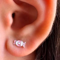 أقراط حلوى فضية للبنات – مسامير مرحة وملونة