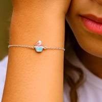 سوار كب كيك فضي للبنات – تعليقة مرحة وحلوة