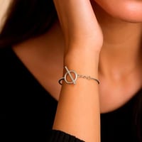 إغلاق عصري: سوار فضي بأناقة حرفT (فضة إسترليني 925...