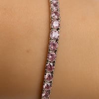 سوار تنس فضي كلاسيكي باللون الوردي المميز (فضة إست...