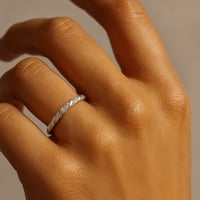 خاتم فضي بتصميم ملتف وزركون (فضة إسترليني 925)