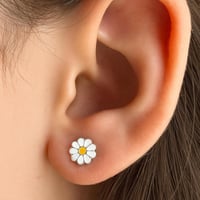 طقم أقراط مسمار فضية للبنات – نحلة وفراشة وأقحوانة