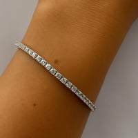 سوار تنس أنيق من الفضة الإسترلينية مرصع بأحجار الز...