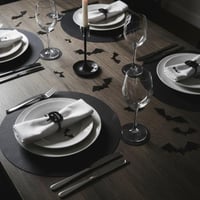 طقم القرع 4 قاعدات للصحون من الجلد الأسود و 4 قاعد...