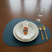 ٤ قاعدات صحن من الجلد الفاخر جداً ، و٤ خاتم للمناد...