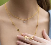 سلسال نسائي مطلي بالذهب بتصميم اسم فاخر وقلوب أنثو...