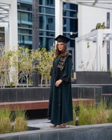 عباية تخرج 2025 لون زيتي تفصيل حسب الطلب