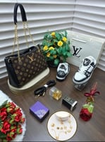 طقم فاخر من ماركة لوي فيتون، يتضمن شنطة أنيقة