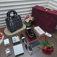 بوكس هدايا نسائي فاخر بتغليف أنيق يحتوي شنطة ديور...