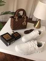 طقم نسائي فاخر شنطة وحذاء مع عطر وإكسسوارات بتصميم...