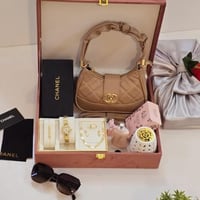 طقم فاخر للنساء من Chanel – مثالي للمناسبات والهدا...