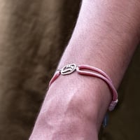 اسواره نسائية بتصميم حروف بخيط ناعم مناسب للجنسين