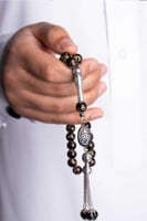 مسبحة رجالية أنيقة بحجر داكن ولمسة فضية فاخرة